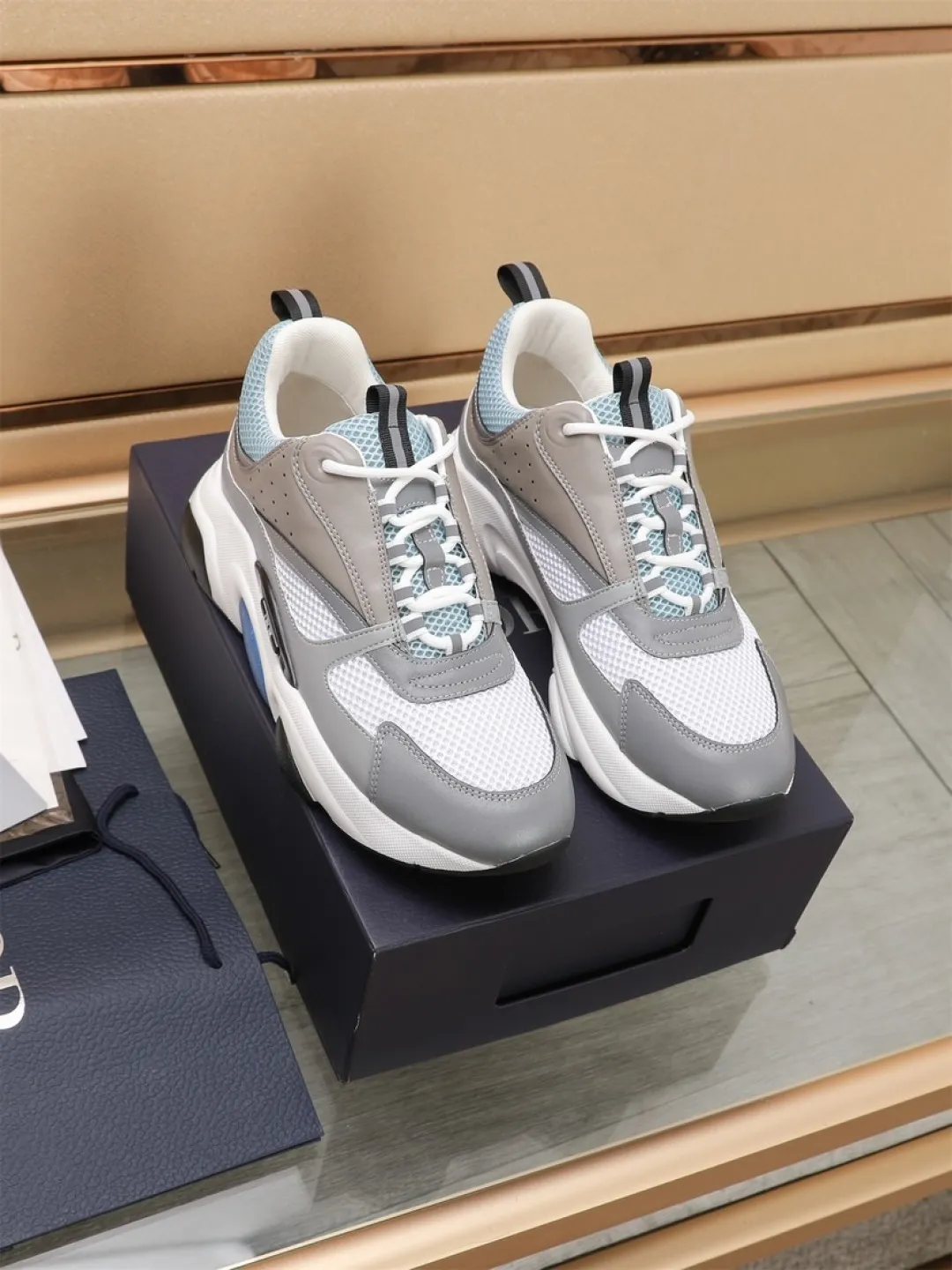 Men's shoes 💰P460💰【Dior】Dior✨ is online at the same time👏 This casual sneaker is a new product in the series and continues Di*r's classic style. The upper is made of original mesh and cow leather, with a two-color textured outsole, and the brand's iconic details on the rear collar and heel to enhance the style. Fashionable and versatile. Wear it with jeans or slacks for a casual look. Size: 38-44 (45 customized)